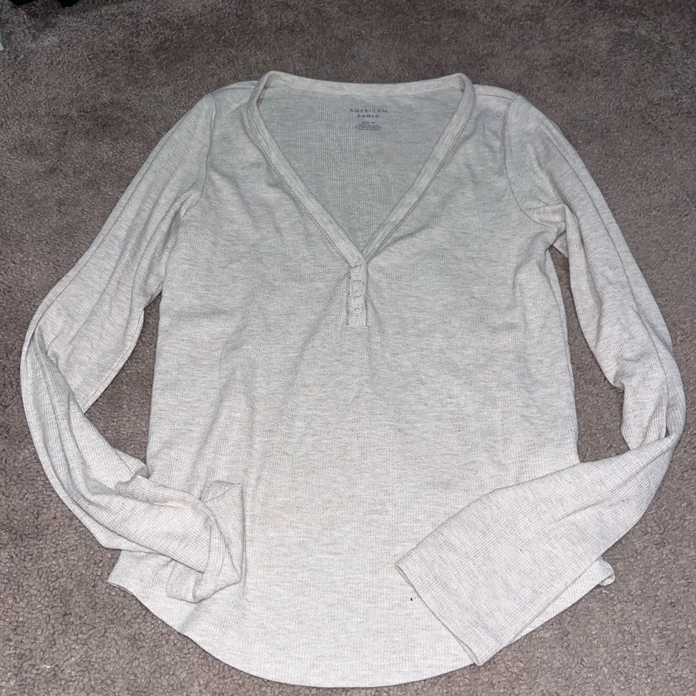 AE Long-Sleeve Henley T-
Shirt Oatmeal Heather Size Medium - Picture 2 of 3